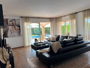 TV - Holiday Home Sant Pere near Bay of Roses (Sant Pere Pescador)