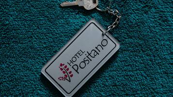 Um chaveiro com uma etiqueta com o nome do hotel.