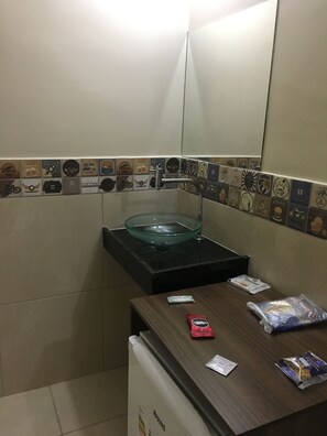 Pancuran mandi, kelengkapan dandanan diri percuma, selipar, bidet 