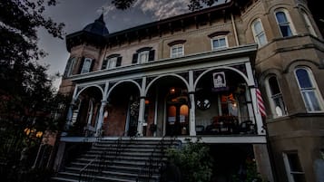 Fachada del alojamiento - Noche