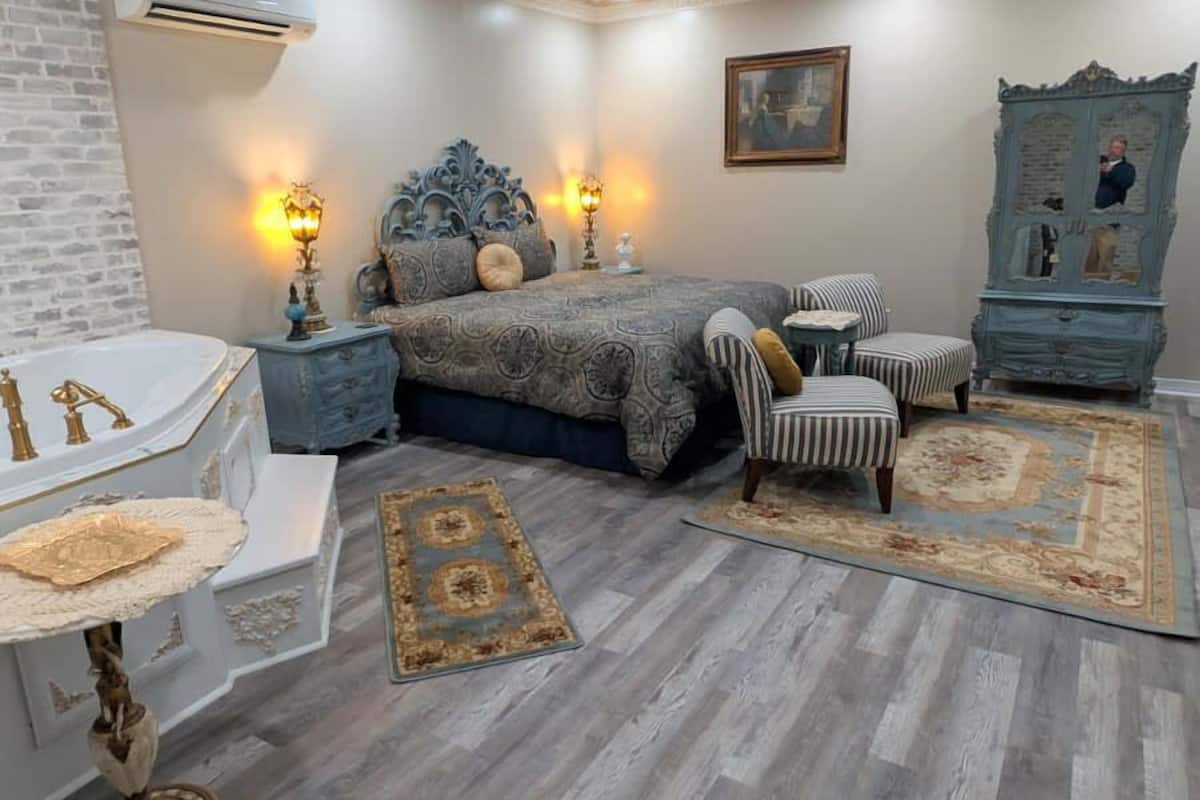 Habitación Deluxe, 1 cama King size | Camas con pillow-top, decoración personalizada y muebles diferentes