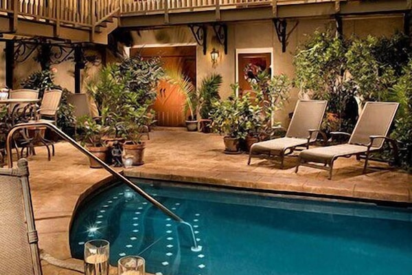 Piscine extérieure, parasols de plage, chaises longues