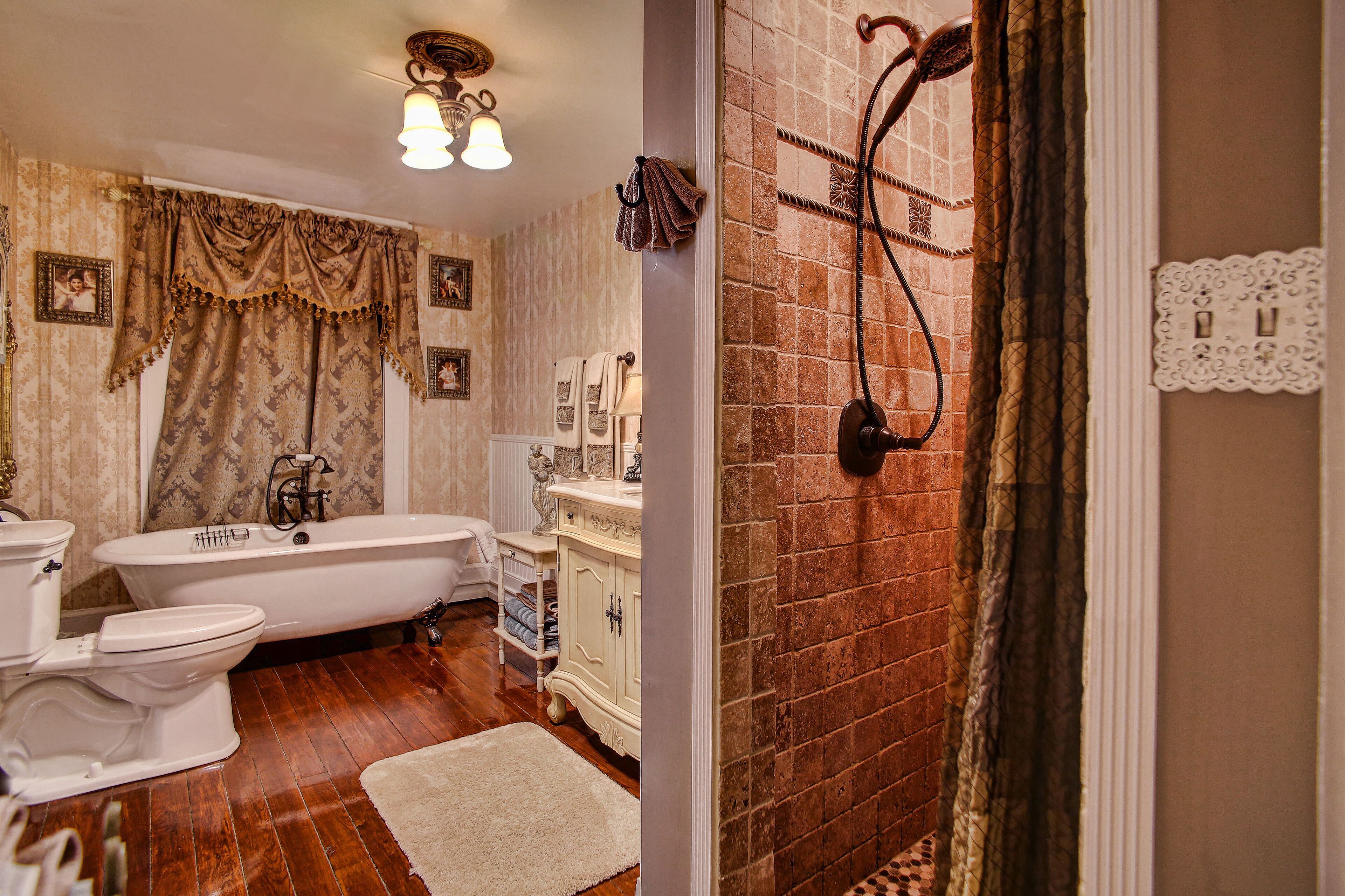 Ein Badezimmer mit Badewanne, Toilette und Waschtisch.