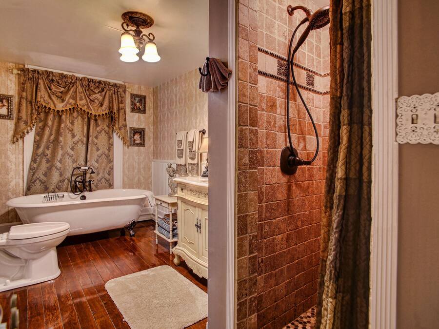 Ein Badezimmer mit Badewanne, Toilette und Waschtisch.