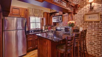 Grand House, 1 Queen Bed, Private Bathroom | Private kitchenette | Fridge, coffee/tea maker