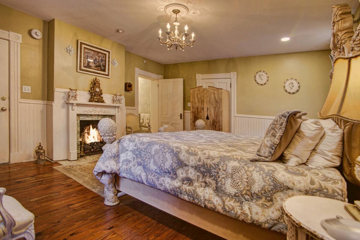 The LaFayette | Pillowtop beds, WiFi (free), individually decorated