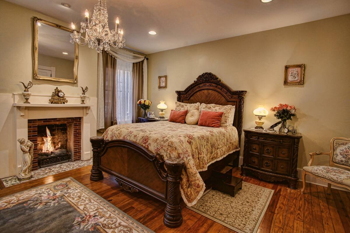 The Whitaker | Pillowtop beds, WiFi (free), individually decorated