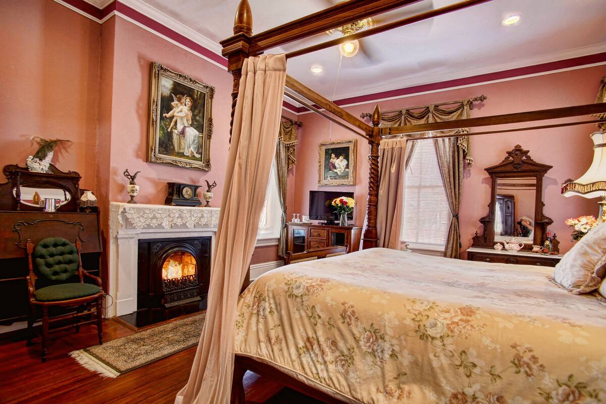 The Lincoln | Pillowtop beds, WiFi (free), individually decorated