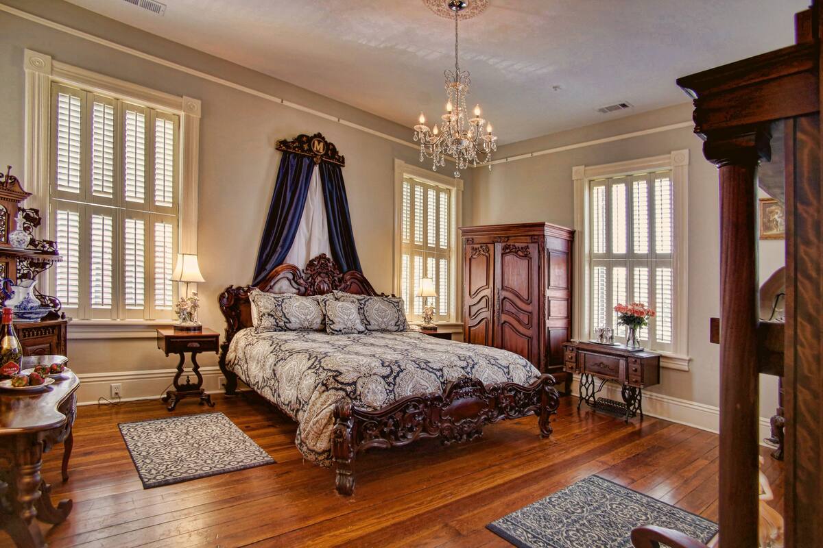 The Montgomery | Pillowtop beds, WiFi (free), individually decorated