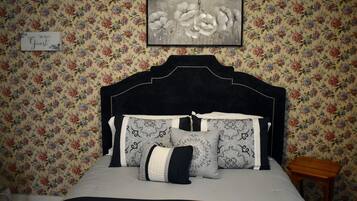 Comfort Room, 1 Queen Bed, Private Bathroom (Mountain Air) | Individually decorated, individually furnished, free WiFi, bed sheets