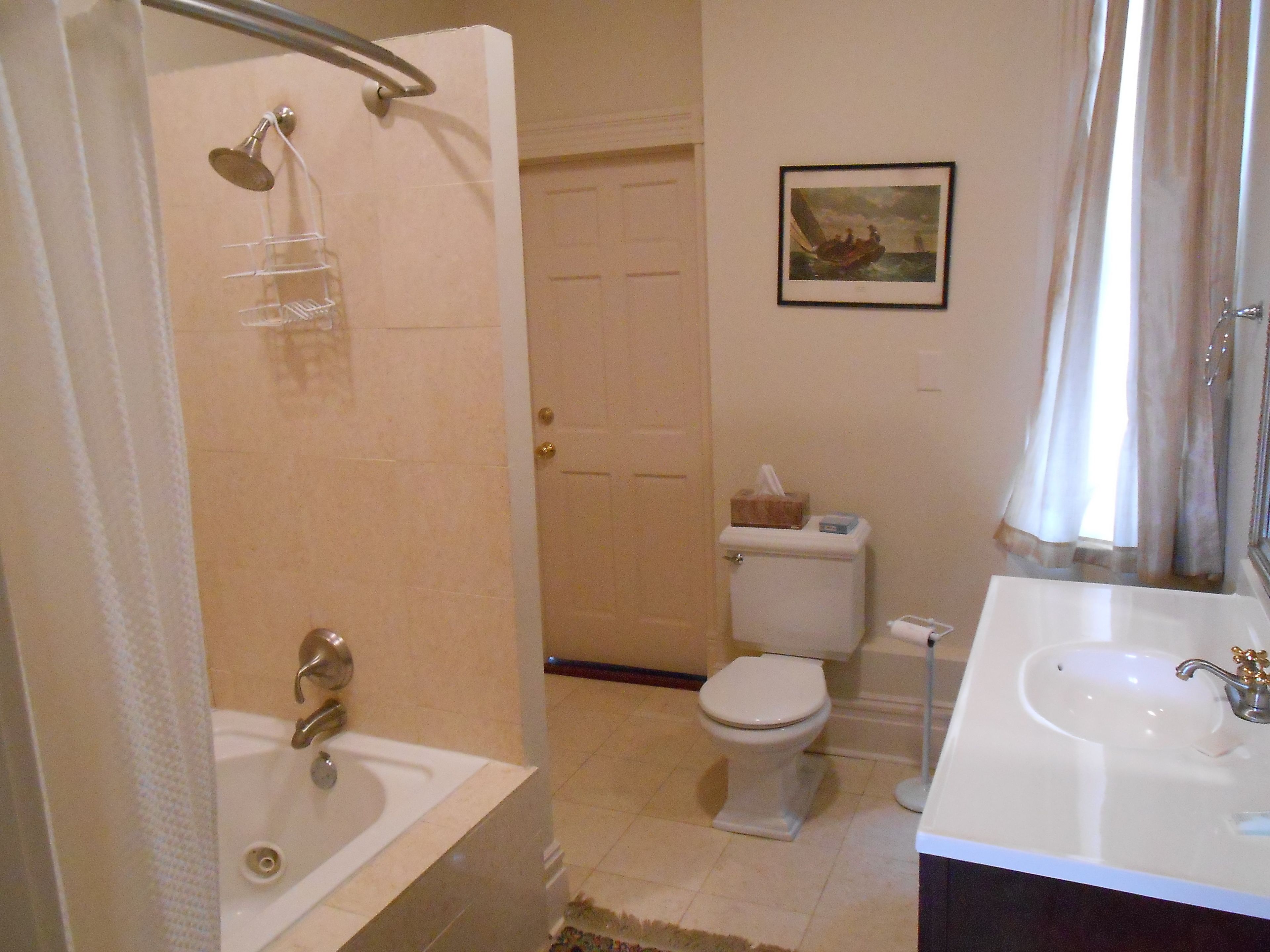 Ein Badezimmer mit Badewanne, Toilette und Waschbecken.