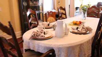 Café da manhã completo grátis todos os dias