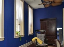 Suíte, banheiro privativo (Thomas Hart Benton Suite) | Escrivaninha, ferros/tábuas de passar roupa, Wi-Fi de cortesia