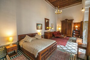 Caja de seguridad en la habitación y decoración personalizada 