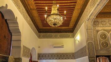 Suite reial, diversos llits, no fumadors, vistes al pati | Caixa forta a l'habitació, decoració individual i mobiliari individual