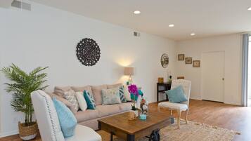 Apartment, 2 Bedrooms | Living room