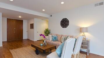 Apartment, 2 Bedrooms | Living area