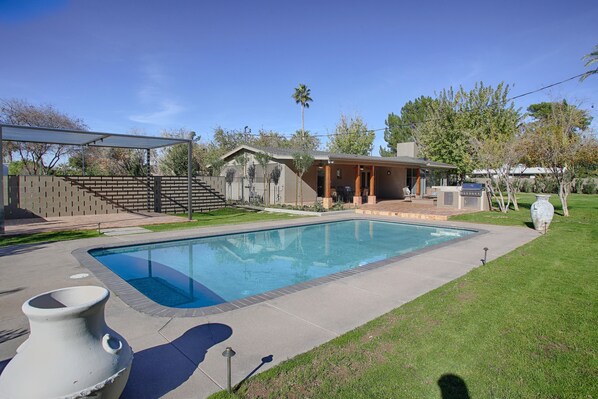 Departamento, 3 habitaciones | Alberca al aire libre