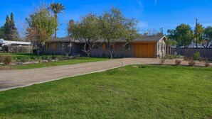 A residential house with a front yard, a driveway, and a garage. - PX001 3 Bedroom Apartment By Senstay (Phoenix)