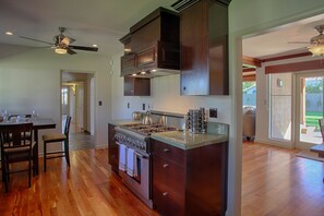 Departamento, 3 habitaciones | Cocineta privada | Refrigerador, microondas y cafetera y tetera 