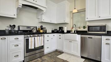 Apartemen, 4 kamar tidur | Dapur pribadi | Lemari es, microwave, dan mesin pembuat kopi/teh