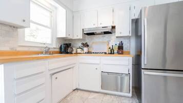 House, 5 Bedrooms | Private kitchen | Fridge, microwave, coffee/tea maker