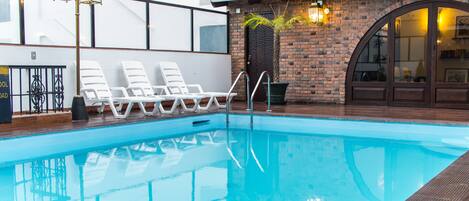 Außenpool (je nach Saison geöffnet), Sonnenschirme, Liegestühle