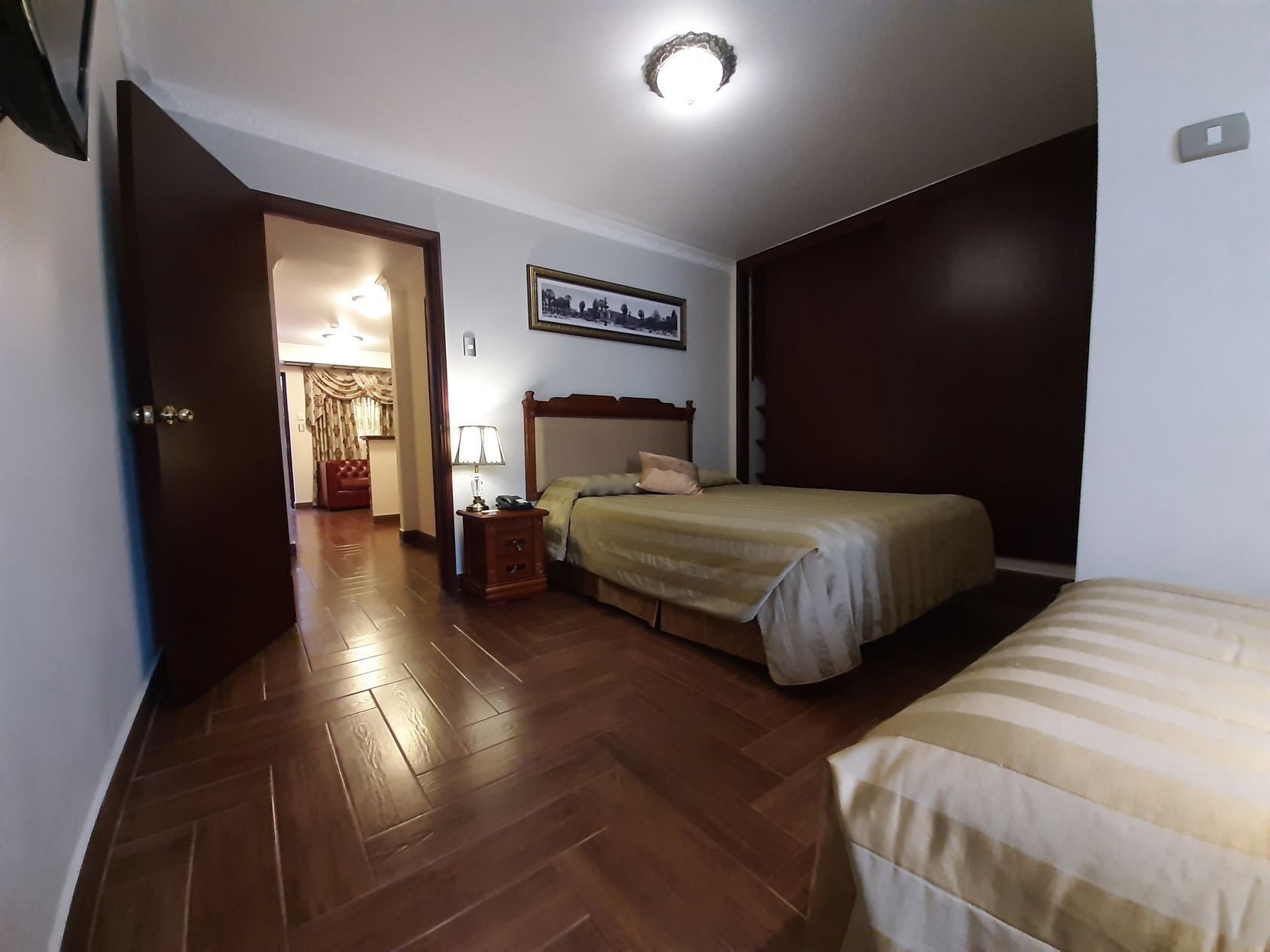 Minibar, caja de seguridad en la habitación y escritorio 