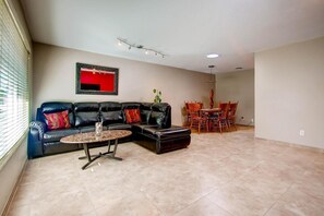 Appartement, 4 chambres | Aire de séjour