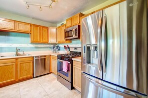 Apartment, 4 Bedrooms | Private kitchen | Fridge, microwave, coffee/tea maker - PX006 4 Bedroom Apartment By Senstay (Scottsdale)