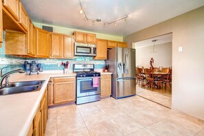 Apartment, 4 Bedrooms | Private kitchen | Fridge, microwave, coffee/tea maker - PX006 4 Bedroom Apartment By Senstay (Scottsdale)