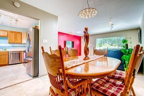 Apartment, 4 Schlafzimmer | Essbereich im Zimmer