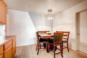 Apartment, 5 Bedrooms | In-room dining