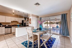 Apartment, 4 Bedrooms | In-room dining - PX019 4 Bedroom Apartment By Senstay (Scottsdale)