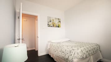 Suite, 2 Bedrooms | 2 bilik tidur, seterika/papan seterika, Wi-fi percuma, cadar katil