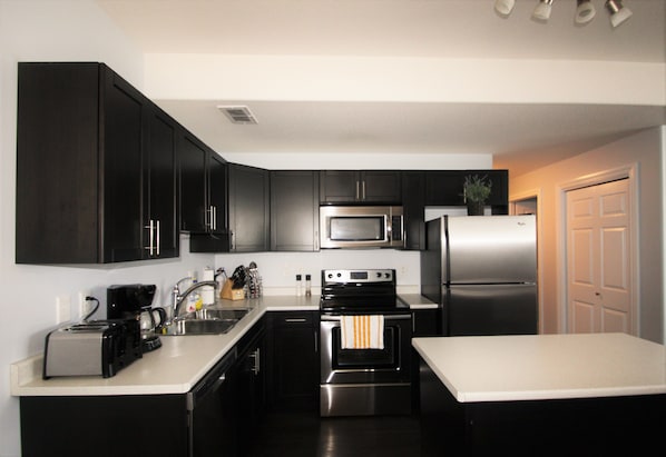 Suite, 2 habitaciones | Cocina privada | Frigorífico grande, microondas, horno y placa de cocina