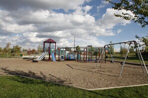 Children's play area - outdoor - Elegant Suite (Saskatoon)