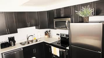 Suite, 2 habitaciones | Cocina privada | Refrigerador con congelador, microondas, horno y parrilla de estufa