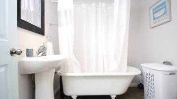 Suite, 3 Bedrooms | Bathroom | Shower, hair dryer, towels, shampoo