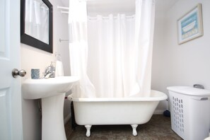 Suite, 3 Bedrooms | Bathroom | Shower, hair dryer, towels, shampoo