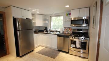 Suite, 3 Bedrooms | Private kitchen | Fridge, microwave, stovetop, dishwasher