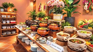 A buffet with various dishes, including a sign for 'Quay salad / Salad bar'. - FORTUNE HOTEL 2 LUCKY STAY Phu Quoc (Phu Quoc)