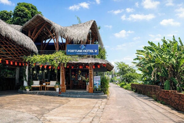 A traditional thatched-roof building with a sign for Fortune Hotel 2. - FORTUNE HOTEL 2 LUCKY STAY Phu Quoc (Phu Quoc)