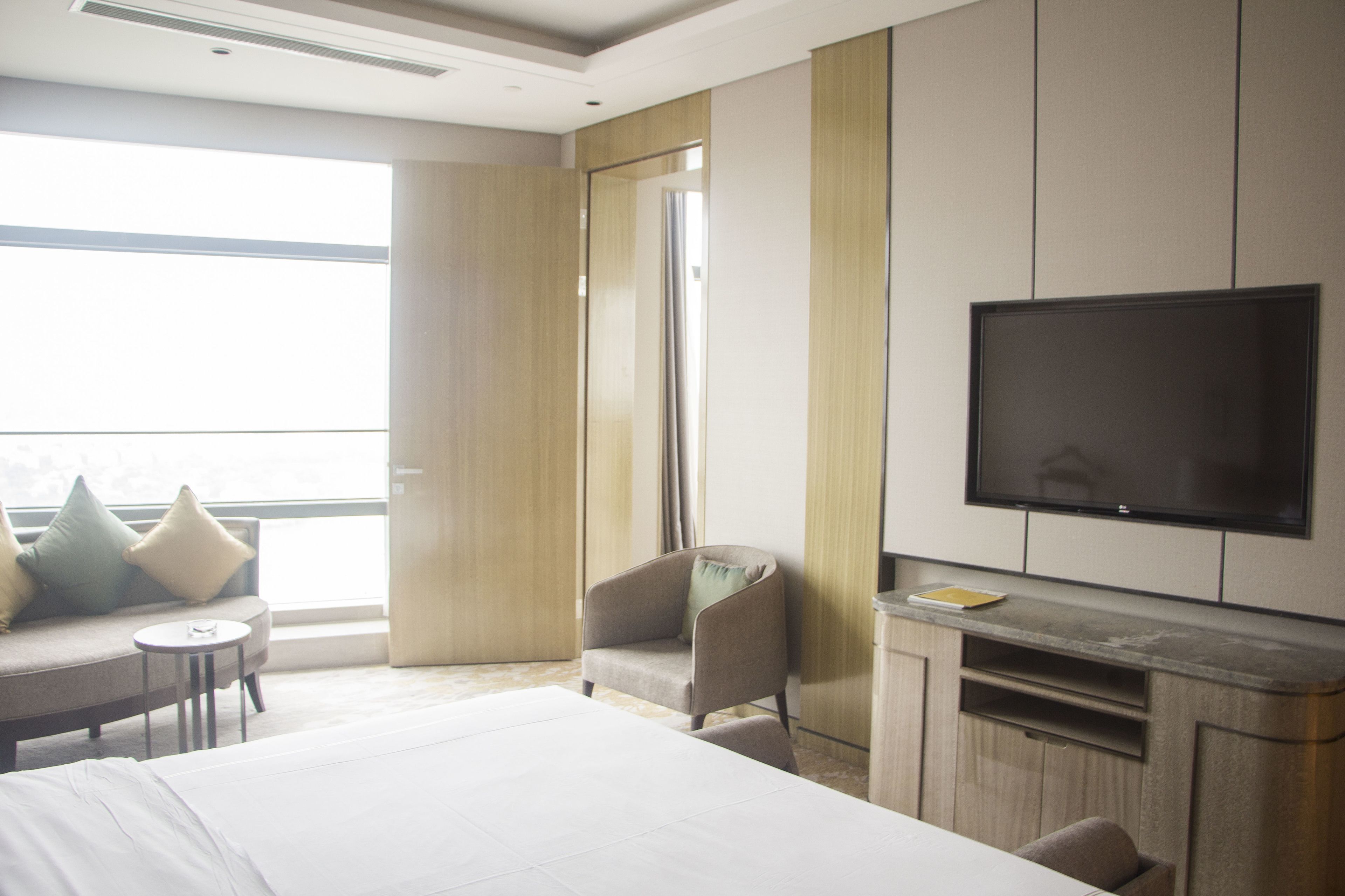 lake view suite | in-room safe, blackout curtains, free cots/infant beds, free wifi