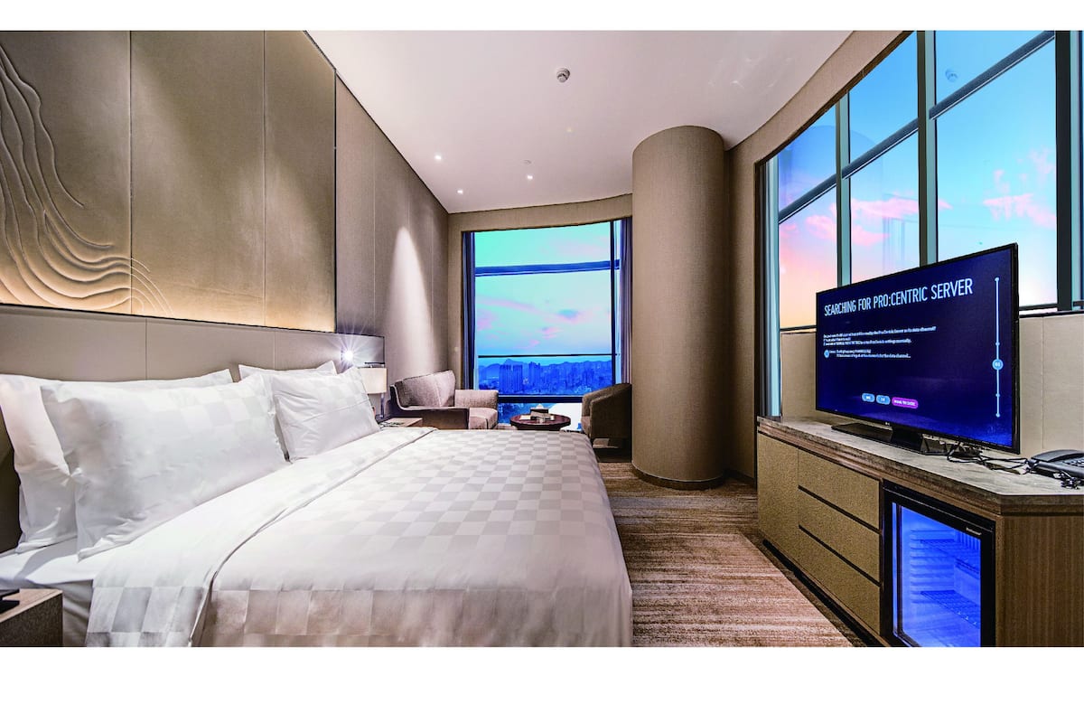 Quarto casal luxo | Cofres nos quartos, cortinas blackout, berços grátis, Wi-Fi de cortesia