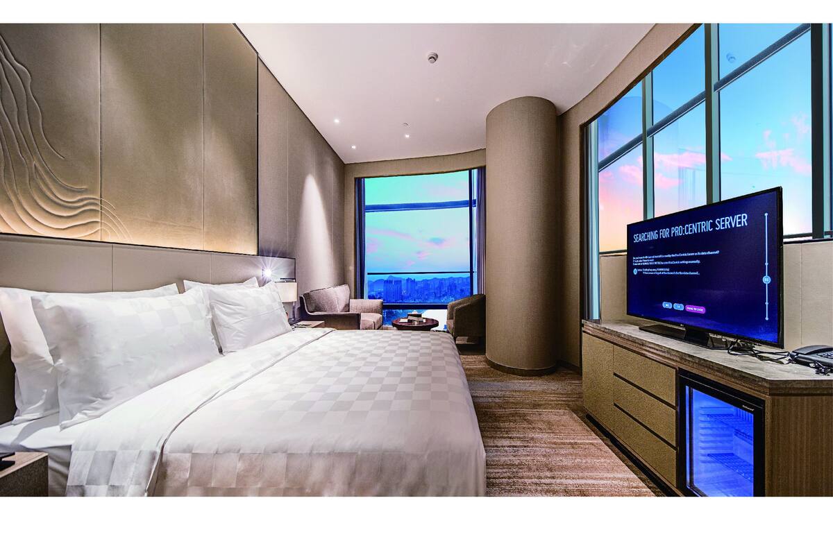 Lake View Deluxe King Room | In-room safe, blackout drapes, free cribs/infant beds, free WiFi