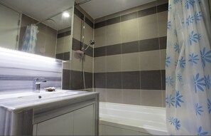 Condo presidencial, varias camas, 2 baños, vista a la ciudad | Cocina privada | Refrigerador, microondas, horno y parrilla de estufa 