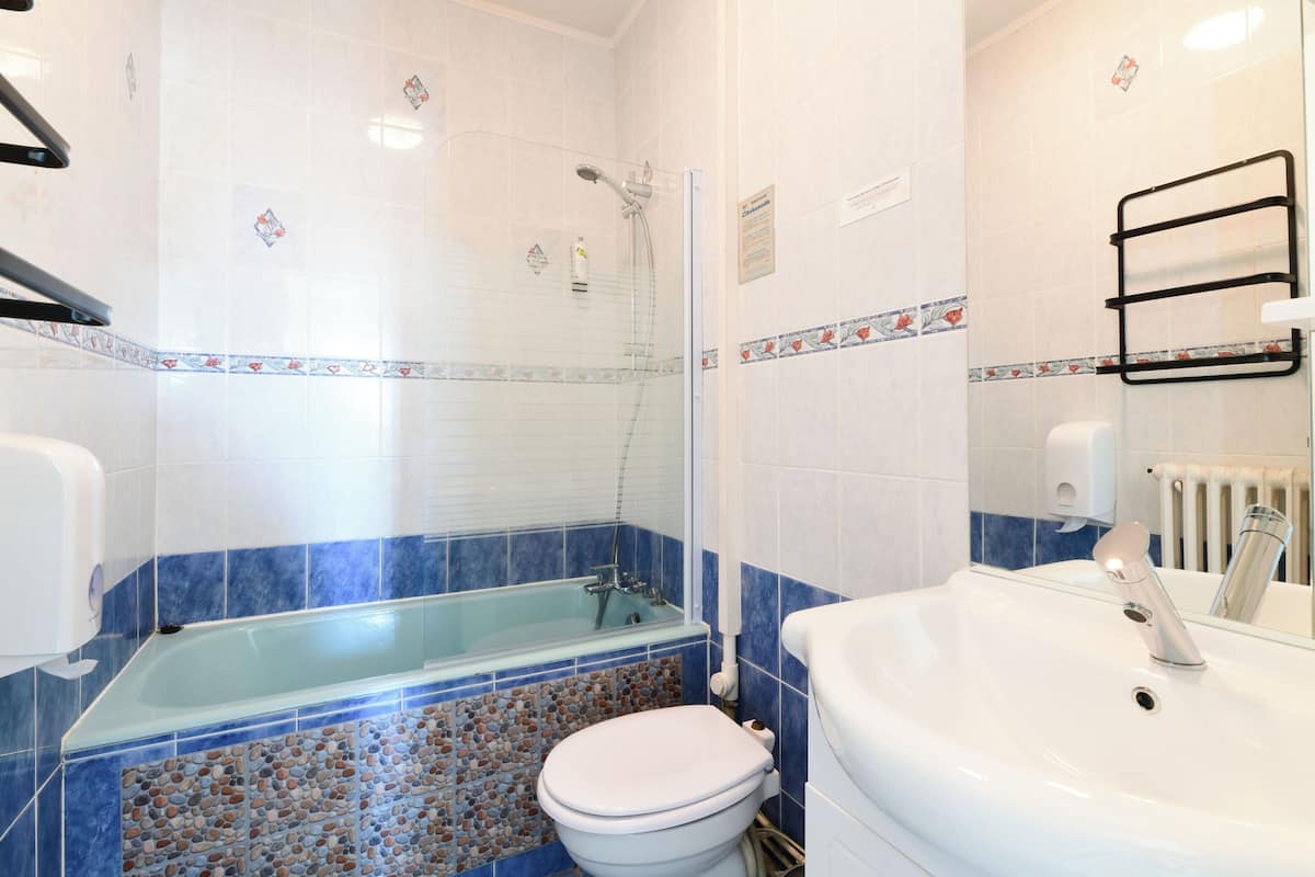 Une salle de bain avec une baignoire, des toilettes et un lavabo.