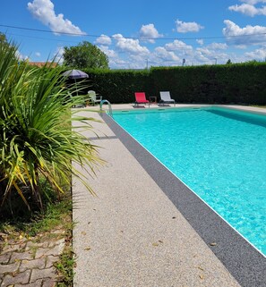 Hồ bơi ngoài trời phục vụ theo mùa 