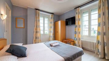 Vierpersoonskamer | Een bureau, een strijkplank/strijkijzer, gratis wifi, beddengoed